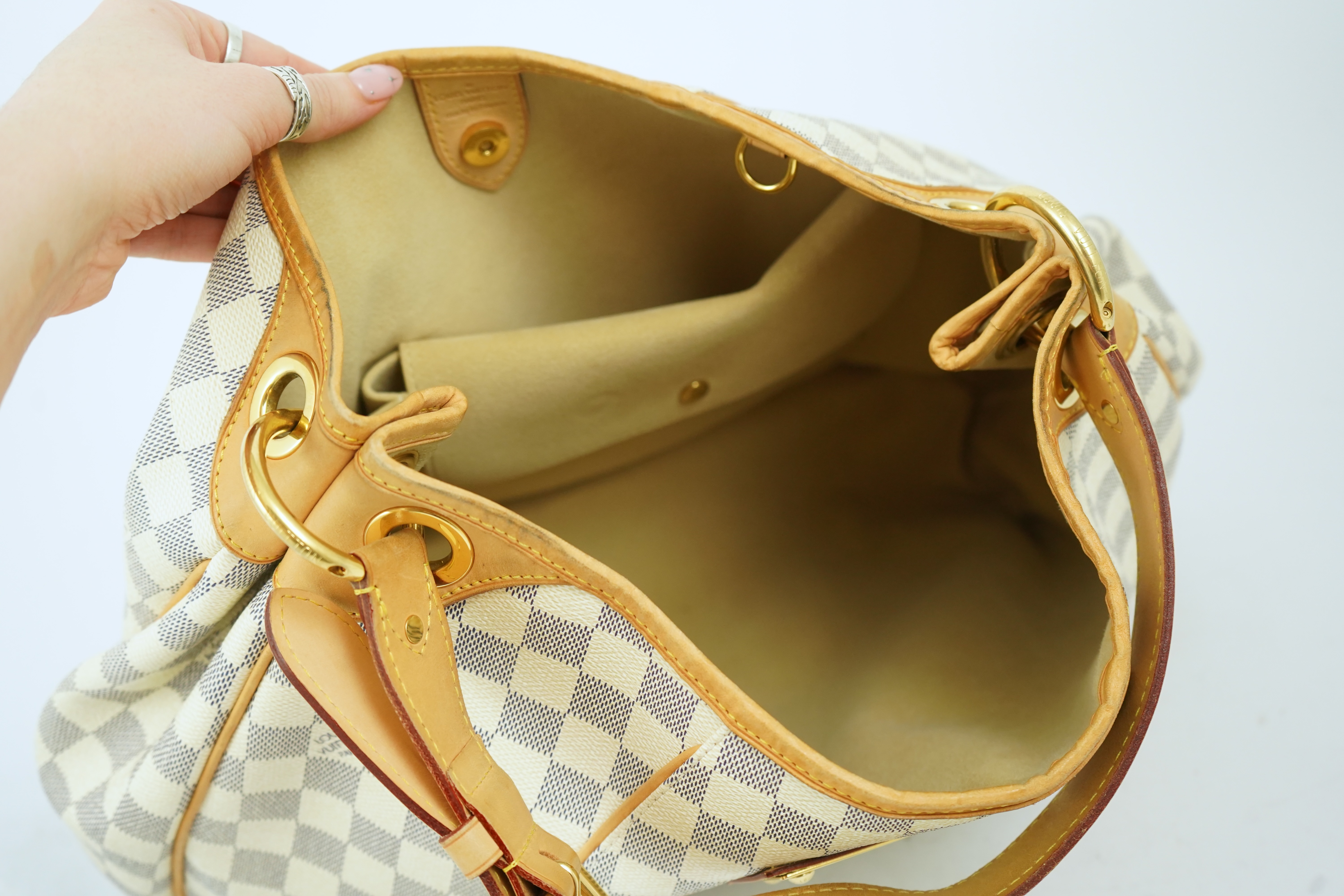 A Louis Vuitton handbag made from Damier Azur canvas with natural cowhide trim